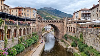 El pueblo medieval de Cantabria que “parece sacado de un cuento”: tiene 1500 habitantes y está entre los más bonitos de España