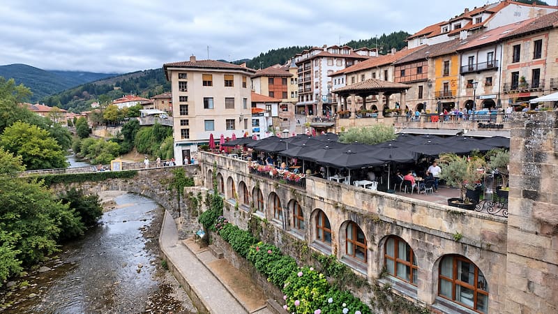 Potes es la capital de la comarca de Liébana, en Cantabria, reconocida como uno de Los Pueblos más Bonitos de España.