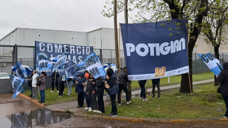 Los trabajadores despedidos se movilizaron frente al centro de distribución de la empresa.