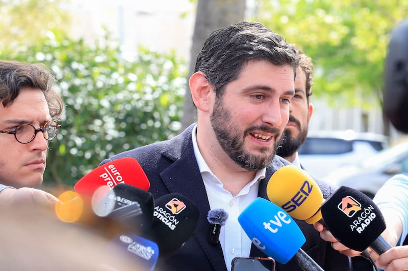 ZARAGOZA, 08/04/2026.- El portavoz de Vox en las Cortes de Aragón, Alejandro Nolasco, tras la reunión para tratar sobre el pacto de gobierno en Aragón, este miércoles en Zaragoza. Las negociaciones entre PP y Vox para alcanzar un acuerdo de Gobierno en Aragón avanzan y ambos partidos han mostrado este miércoles sintonía y voluntad de llegar a un entendimiento que permita la investidura como presidente del popular Jorge Azcón, aunque aún no han alcanzado un pacto. EFE/ Javier Cebollada