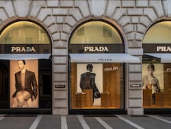 Prada concretó la compra de Versace y buscará competir mano a mano con Louis Vuitton
