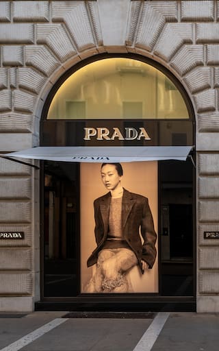 Prada concretó la compra de Versace y buscará competir mano a mano con Louis Vuitton