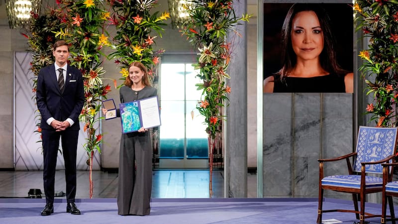 “Me entristece mucho informarle que no podré llegar a tiempo a la ceremonia, pero estaré en Oslo”, dijo Corina Machado.