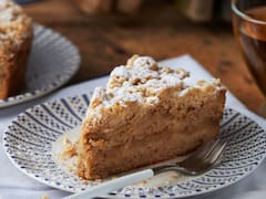 Hace un crumble de manzana: esta es la receta tradicional de las abuelas que no falla y se puede hacer en pocos minutos