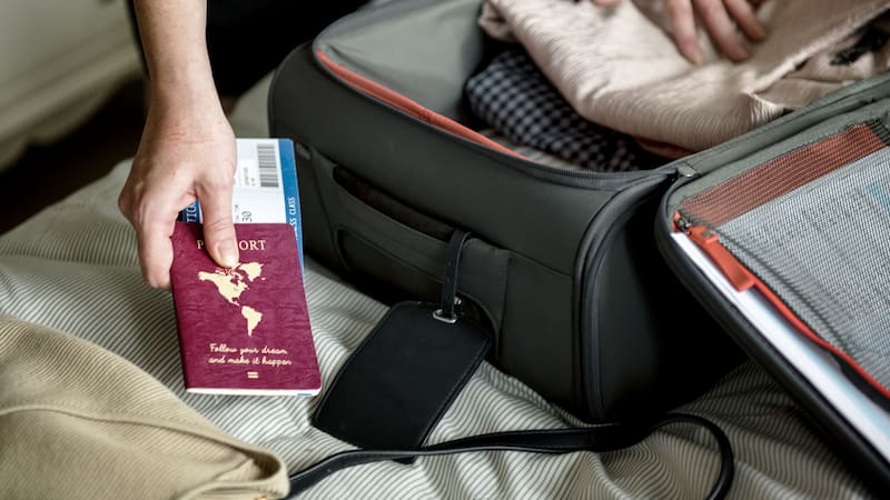 Este nuevo accesorio de Lidl es ideal para los viajes: ahorra hasta un 75% de espacio en la valija. (Fuente: Freepik).
