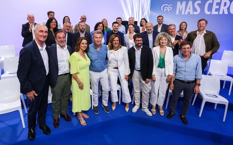 SANTIAGO DE COMPOSTELA, 18/07/2026.- El líder del PP, Alberto Núñez Feijóo (4i), clausura el acto de presentación de los candidatos a las capitales de provincia para las elecciones municipales de 2027 este sábado, en Santiago de Compostela. EFE/ Xoan Rey