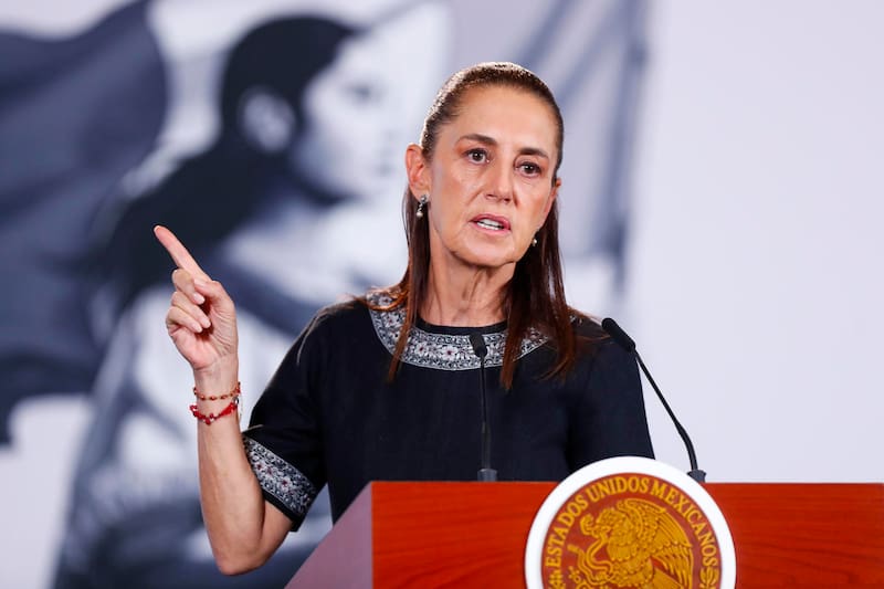 La presidenta Claudia Sheinbaum firmó el Decreto que fija el pago del aguinaldo a los empleados del estado el 10 de noviembre.