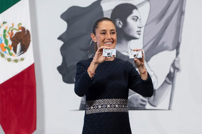 La mandataria mexicana promociona la tajeta Finabien VISA para envío de remesas desde Estados Unidos.