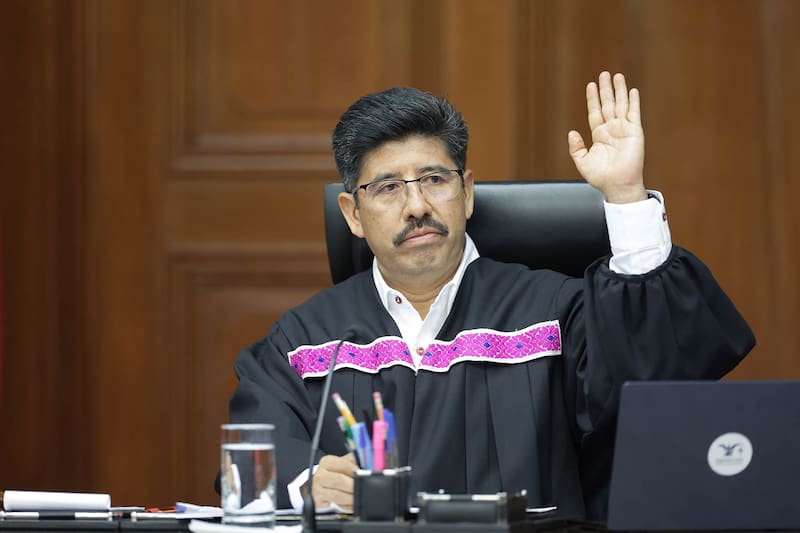 El Ministro Hugo Aguilar Ortiz es Licenciado en Derecho por la Universidad Autónoma “Benito Juárez” de Oaxaca (UABJO).