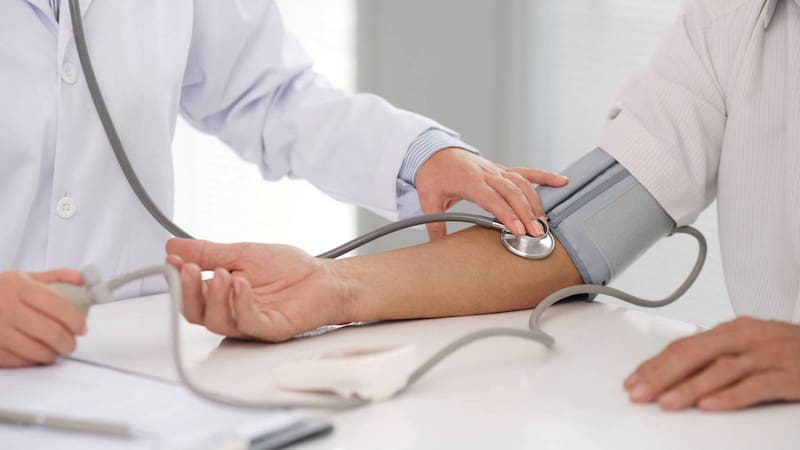 La relación entre hidratación y presión arterial no es casual: el equilibrio de líquidos influye directamente en el volumen sanguíneo, en el trabajo del corazón y en la función renal. Imagen: archivo.