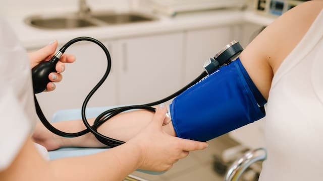 La “asesina silenciosa” afecta al 25% de las mujeres hispanas en Estados Unidos: qué hay que hacer según los expertos para ayudar a controlar la presión alta