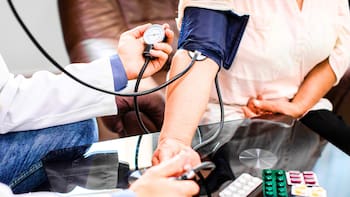 Fin de la presión alta: médicos descubren el “interruptor oculto” en el cerebro que podría apagarla de una vez por todas