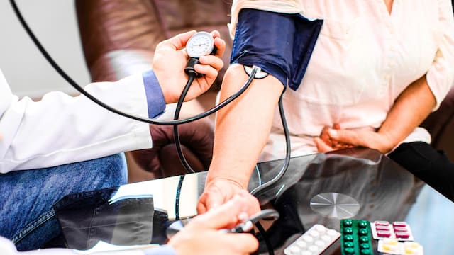 Fin de la presión alta: médicos descubren el “interruptor oculto” en el cerebro que podría apagarla de una vez por todas