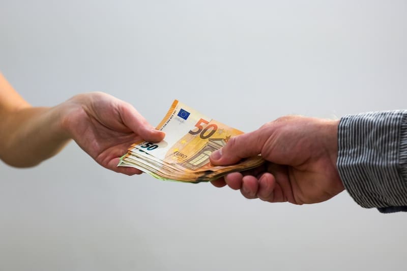 Hacienda confirma que los mayores de 65 años pueden donar su vivienda a sus hijos sin pagar IRPF: la regla de los 3 años y sus excepciones (foto: shutterstock).