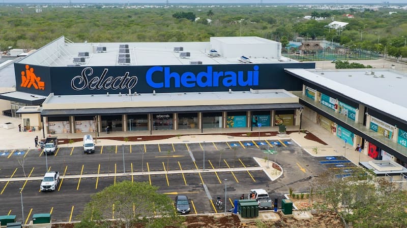Situado sobre la carretera Mérida-Progreso, el centro comercial reúne opciones gastronómicas y servicios especializados.
