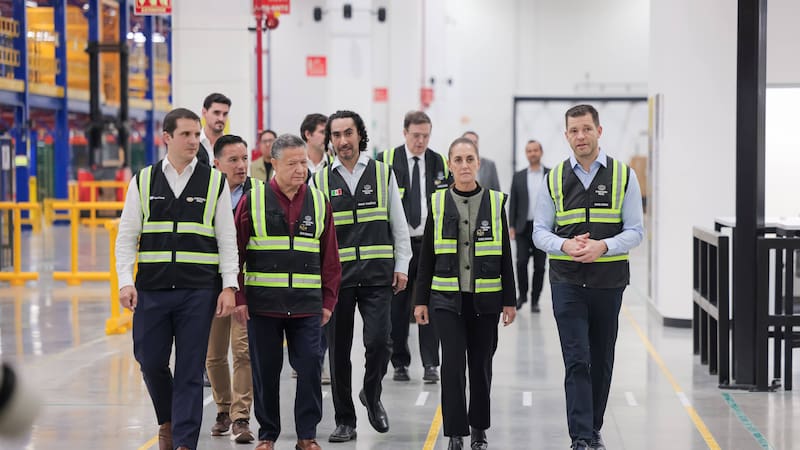 La presidenta Claudia Sheinbaum participó en la inauguración del primer centro de distribución de Mercado Libre con tecnología robótica
