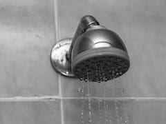 Qué significa que una persona se duche solo por las noches, según la psicología