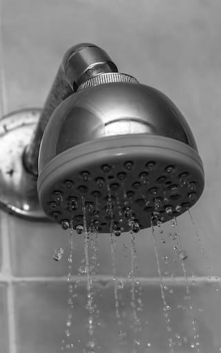 Vinagre en la ducha: para qué sirve y por qué miles de personas lo están usando