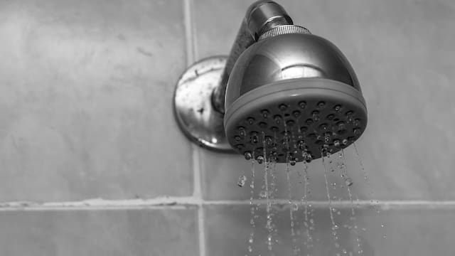 Vinagre en la ducha: para qué sirve y por qué miles de personas lo están usando