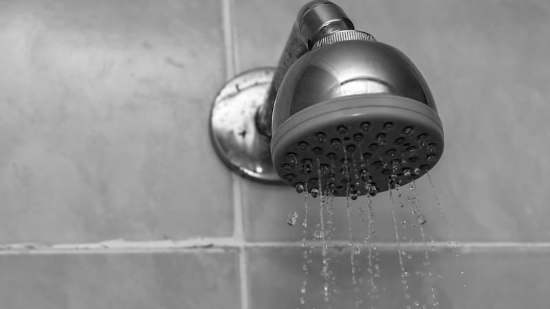 La psicología explica qué revela ducharse solo por la noche sobre la personalidad, el descanso y los hábitos diarios, según expertos y estudios científicos.