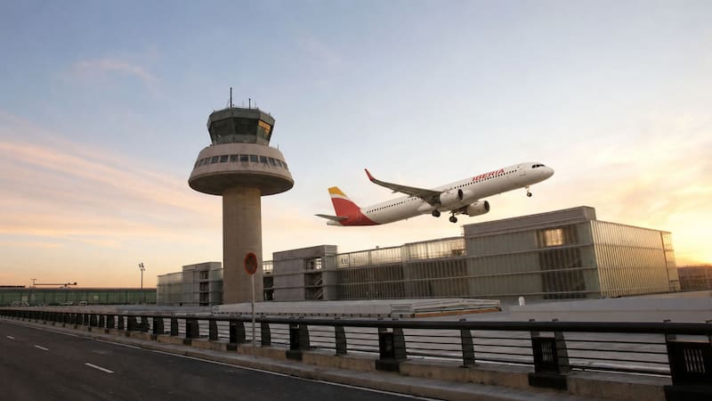Primera vez en España | Llega una importante cadena de comida rápida a este aeropuerto estratégico