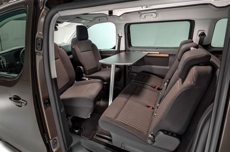 La Proace Verso Camper de Toyota cuenta con cama, ducha portátil y cocina. (Fuente: Toyota).