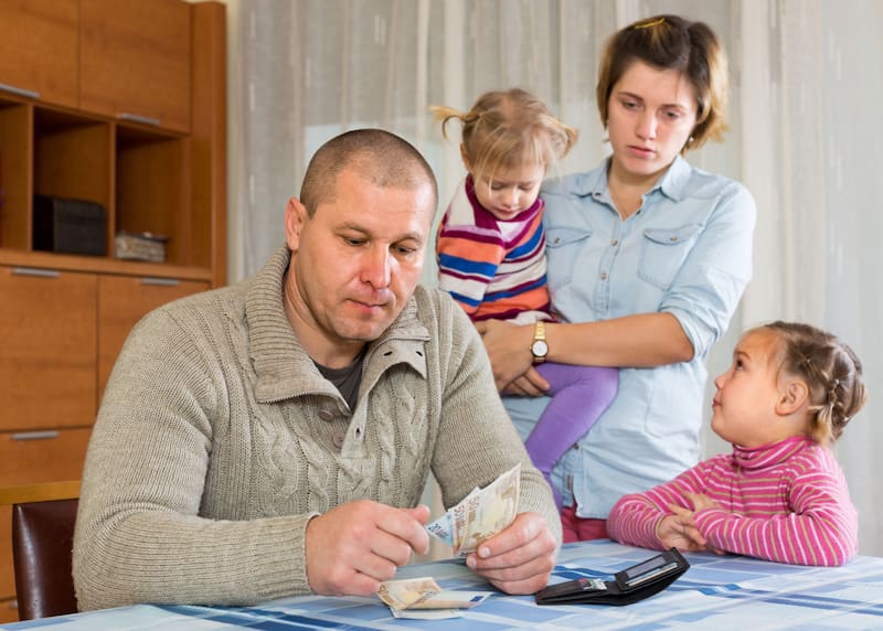 Oficial | Hacienda permite cobrar hasta 2400 euros al año a las familias que presenten el Modelo 143 y cumplan estos requisitos. Fuente: Shutterstock