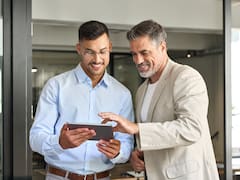 Falta talento joven, pero 8 de cada 10 empresas casi no contratan profesionales mayores de 50 años