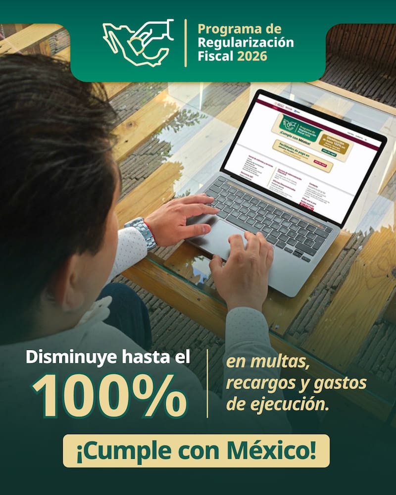 Hombre entra al portal del SAT desde un computador.