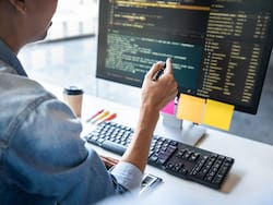 Programar con IA está en auge en las empresas argentinas: qué pasa con el factor humano