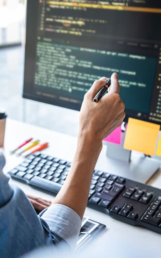 Programar con IA está en auge en las empresas argentinas: qué pasa con el factor humano