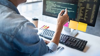 Programar con IA está en auge en las empresas argentinas: qué pasa con el factor humano