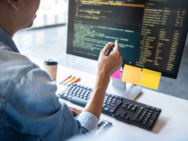 Programar con IA está en auge en las empresas argentinas: qué pasa con el factor humano