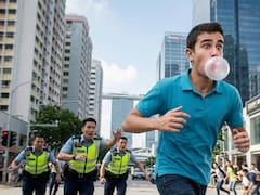 Adiós a la venta o masticar chicle en la calle: el país que prohibió masticar goma de mascar y castiga con cárcel a quién lo entre a su nación