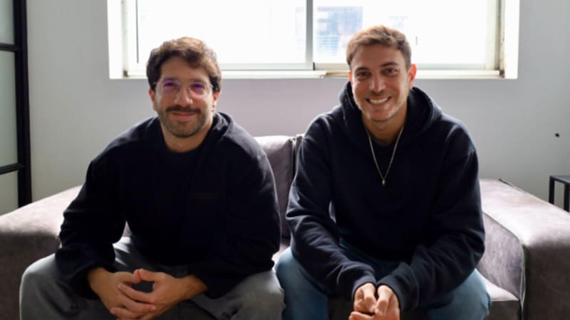 Juan Stein y Martín Pilossof, creadores de Prometheo, el CRM con agentes de inteligencia artificial pensado para pymes de América Latina.