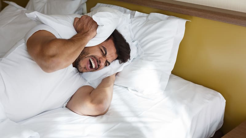 El límite es claro: 55 decibeles de día y 50 de noche, según la normativa federal. Superarlos de forma reiterada puede derivar en sanciones económicas tanto para particulares como para comercios. Fuente: Shutterstock.