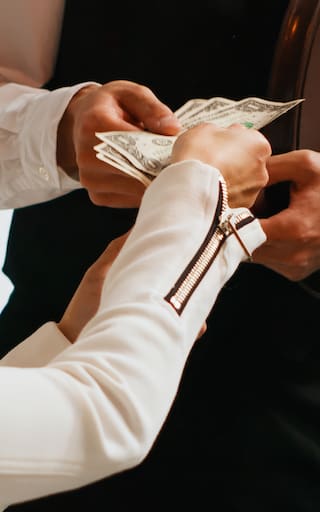 Qué significa que una persona no pague la propina, según la psicología