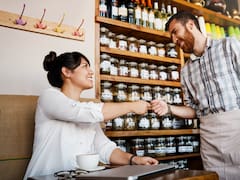 Propinas obligatorias en cafés y restaurantes: meseros reclaman que los clientes ya no puedan negarse a pagarlas