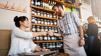 Propinas obligatorias en cafés y restaurantes: meseros reclaman que los clientes ya no puedan negarse a pagarlas