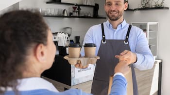 Adiós a las propinas obligatorias: advierten multas millonarias para bares, restaurantes y cafés que obliguen a pagarlas