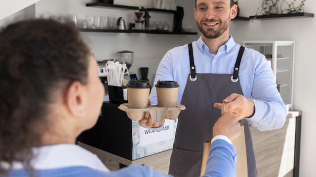 Adiós a las propinas obligatorias: advierten multas millonarias para bares, restaurantes y cafés que obliguen a pagarlas