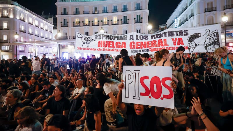 Miles de personas acampan en la Puerta del Sol para protestar por la crisis de vivienda.