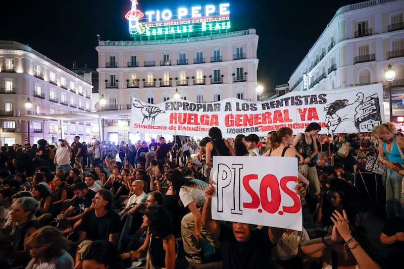 Miles de personas acampan en la Puerta del Sol para protestar por la crisis de vivienda.