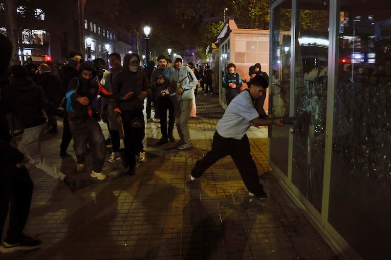Los disturbios de Barcelona provocan 36.000 euros en daños en el mobiliario urbano.