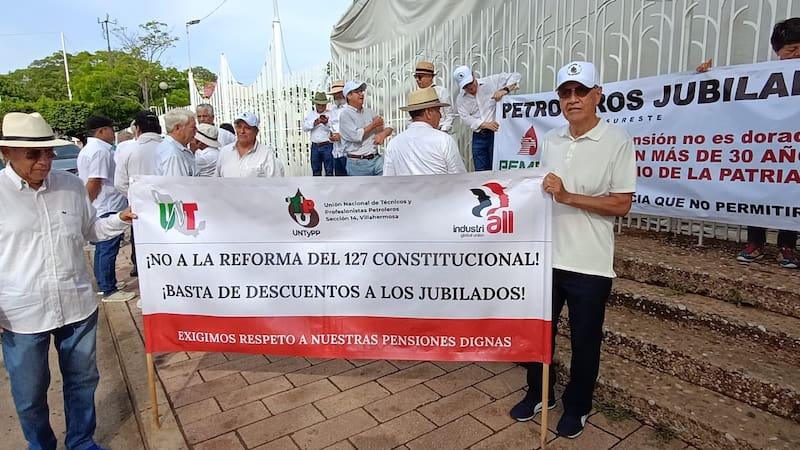 Jubilados de Pemex van a paro por reforma laboral en México