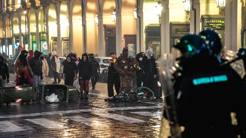 Varias personas participan en una marcha de protesta contra el alto coste de la vida en Turín, Italia.