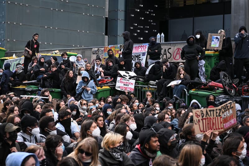 Las movilizaciones estudiantiles, que comenzaron a mediados de septiembre a las afueras de París, ganaron fuerza en los últimos días.