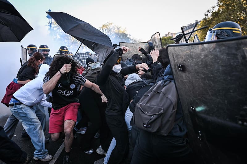 Los estudiantes se enfrentan con las fuerzas del orden en Francia.