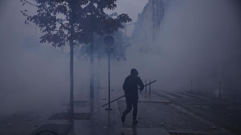 Un manifestante se enfrenta a la policía antidisturbios durante una protesta contra el aumento del coste de vida y los recortes en los servicios públicos en París, Francia, el 24 de octubre de 2026.