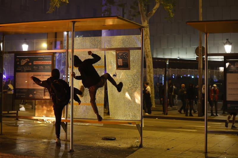 Decenas de estudiantes se concentraron en la plaza Catalunya de Barcelona en una protesta convocada por redes sociales que derivó en incidentes y enfrentamientos con los Mossos d'Esquadra.